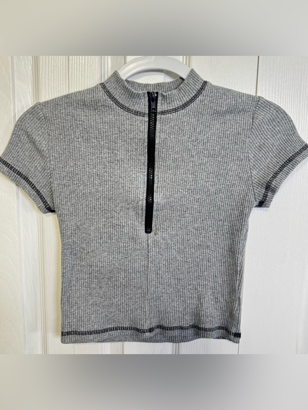 Kittenish Gray Ribbed Quarter Zip Crop Top Small